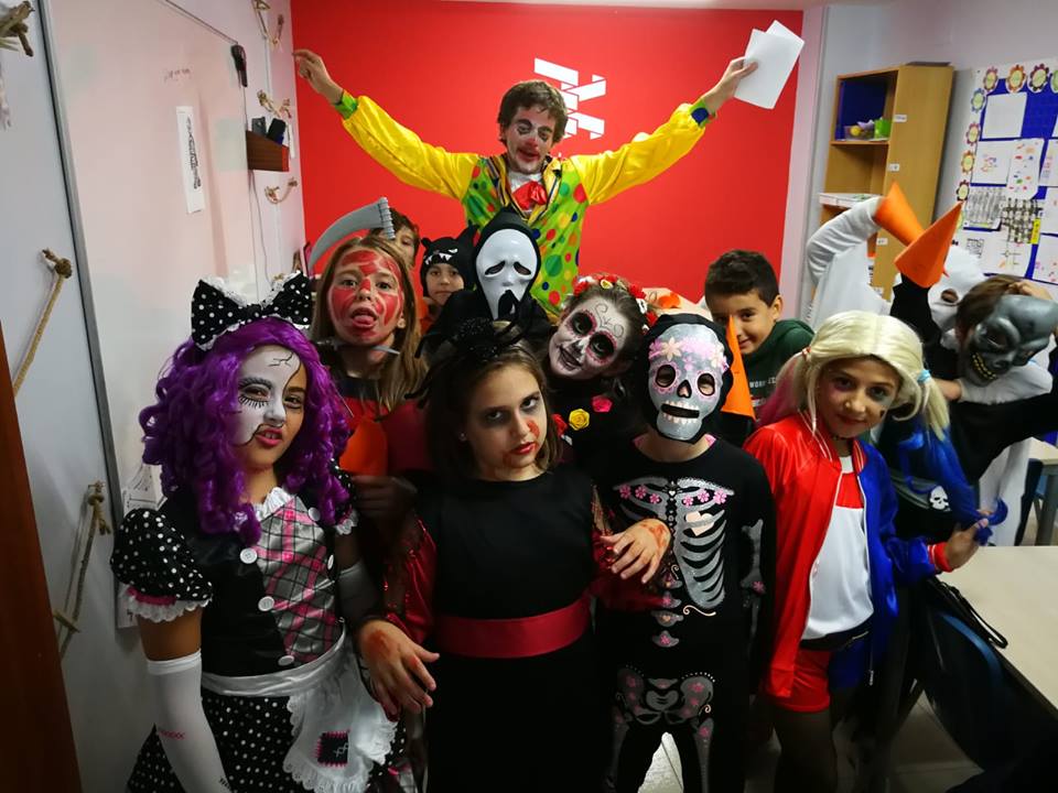 En esta instantánea vemos a unos alumnos de British Centre Melilla durante la celebración de la fiesta de Halloween