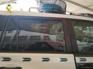 La pedrada de uno de los inmigrantes al coche policial fractura una de las lunas