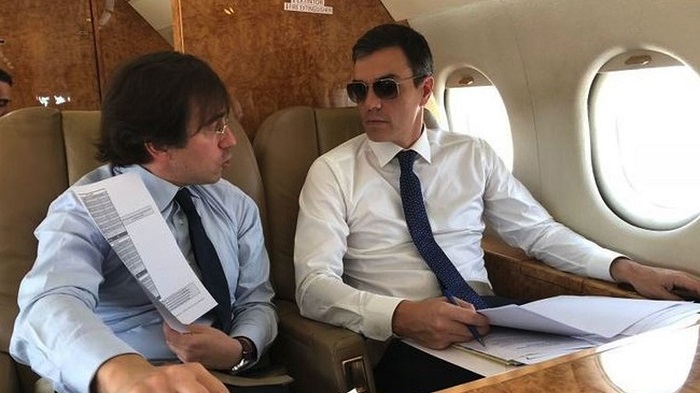 El presidente del Gobierno, Pedro Sánchez, haciendo uso del avión Falcon oficial