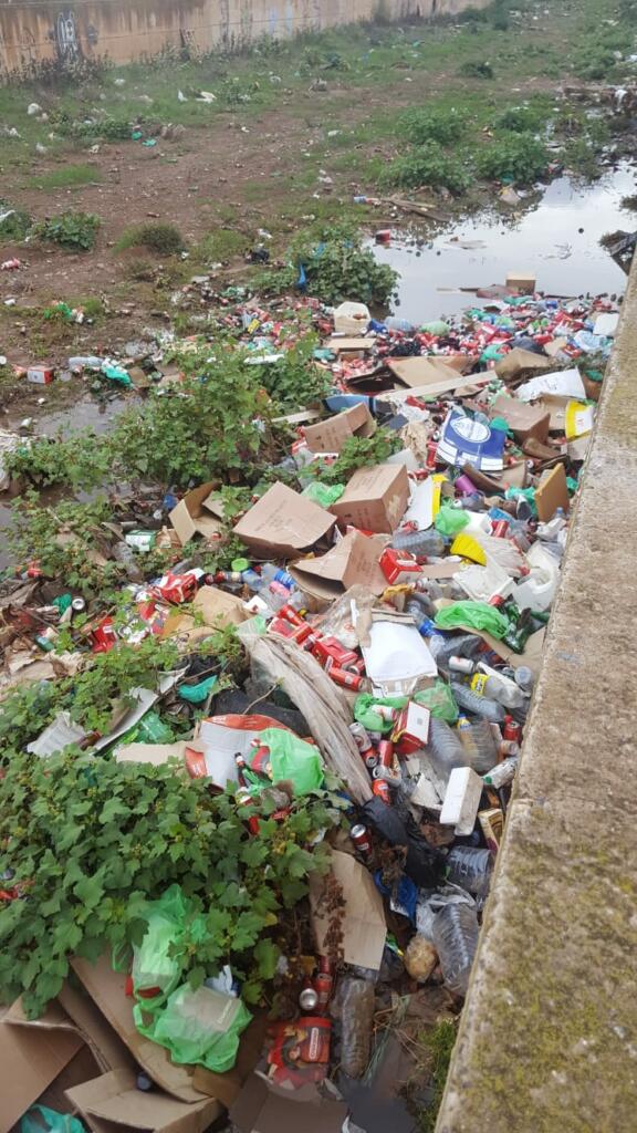 Imagen de la acumulación de basura en el cauce del arroyo Mezquita en Melilla