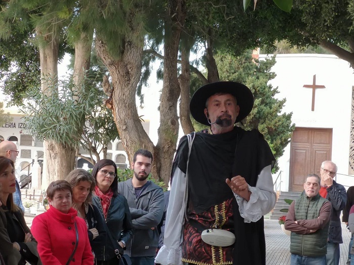 La visita con lectura teatralizada de Oxígeno laboratorio Cultural en el cementerio de la Purísima