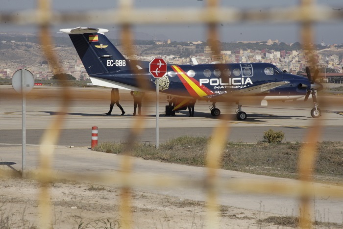 Un avión de la Policía Nacional recoge en el aeropuerto de Melilla a un terrorista