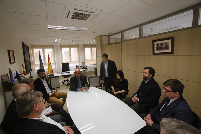 Los eurodiputados, durante su reunión con el consejero
