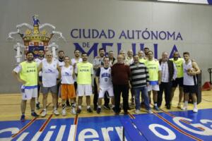 Foto de familia de los componentes de la Federación Melillense de Baloncesto y de la Asociación de la Prensa Deportiva