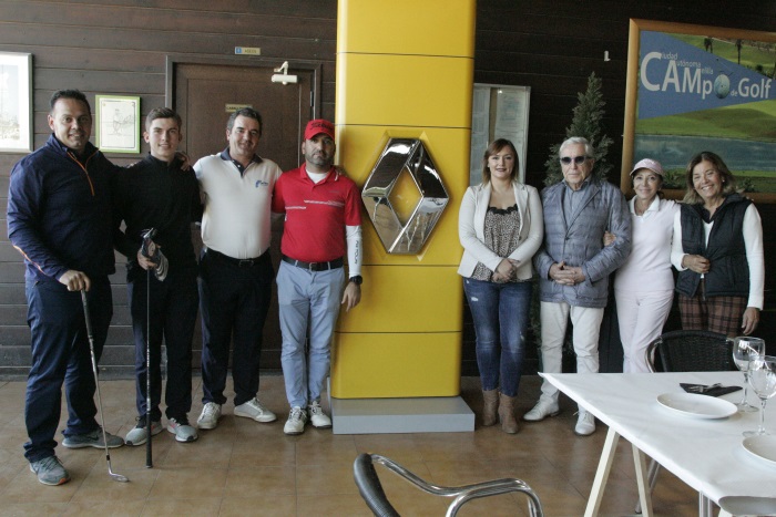 Todos los premiados posaron junto al presidente de la Federación Melillense de Golf y la representante de la firma Renault en Melilla