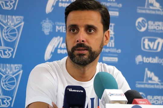 El entrenador del Melilla Baloncesto, ayer durante su comparecencia de prensa