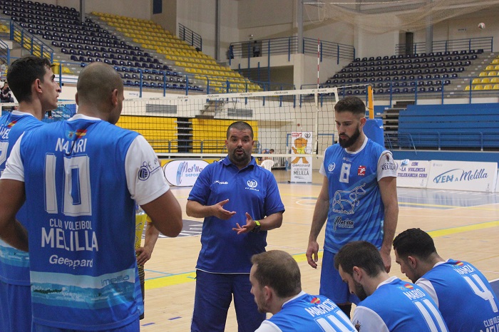 El entrenador del Club Voleibol Melilla da consignas a sus jugadores durante un tiempo muerto del encuentro del pasado sábado