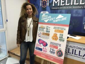 La viceconsejera Isabel Moreno junto al cartel anunciador