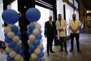 Los dos ópticos melillenses junto al director general de la franquicia