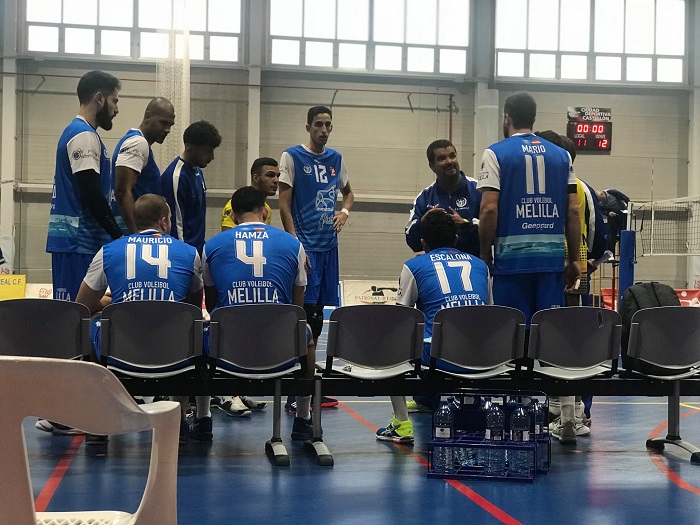 El entrenador del Club Voleibol Melilla da instrucciones a sus jugadores en el encuentro del pasado sábado en Castellón
