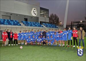 Foto de familia de los jugadores y componentes del cuerpo técnico del Melilla, ayer miércoles en Valdebebas, al término de la sesión preparatoria