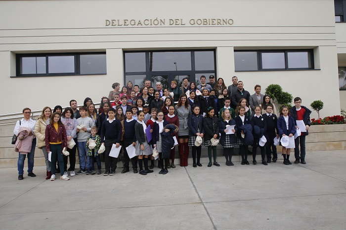 Los alumnos de varios centros de Melilla en la escalinata de la Delegación del Gobierno