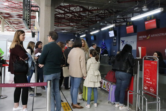 El aeropuerto de Melilla volvió a llenarse de pasajeros que esperaban poder viajar