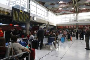 Multitud de melillenses estuvieron ayer en el aeropuerto esperando información de los vuelos