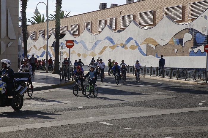 El colegio Anselmo Pardo realizó ayer una pedalada con la participación de 50 niños de 6º de Primaria recorriendo toda la ciudad sobre ruedas