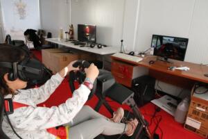 Una niña conduciendo en el simulador de Fórmula 1