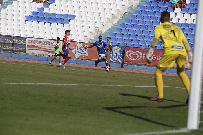 Jilmar, lateral izquierdo de la U.D. Melilla, en uno de los encuentros de Liga de la presente temporada
