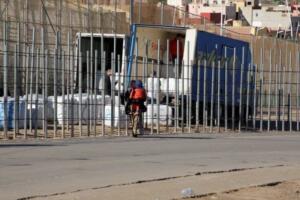 Un vehículo con mercancía junto a la frontera