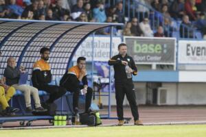 El entrenador del Villanovense se da un pequeño respiro en el encuentro ante el Melilla, bebiendo agua