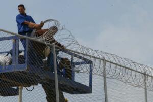 Advierten que los inmigrantes “portan machetes, garfios y picos de obra; arrojan excrementos, cal, ácido, lejía, piedras…”. En la foto, cuando se instalaron las concertinas
