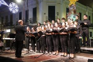 El coro ‘Organum’ del Conservatorio Arturo Soria de Madrid y el coro de voces blancas del Enrique Soler participaron ayer en el III Festival de coros navideños