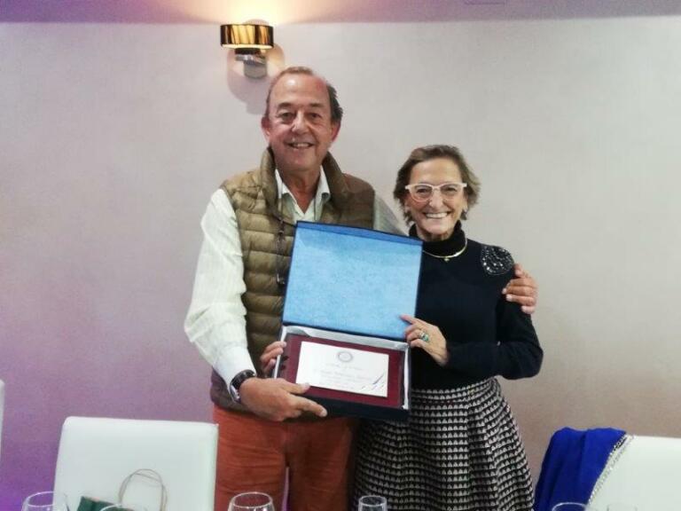 Ángel Meléndez recibe la placa de reconocimiento de Rotary de manos de la presidenta del Club en Melilla