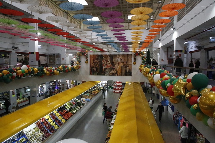 En la decoración navideña del Mercado Central han colaborado la Asociación de Amas de Casa y la Asociación de Artistas y Artesanas Tripleta