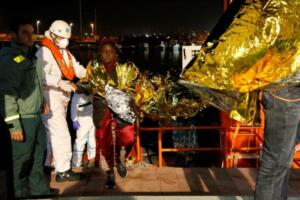 A su llegada a Melilla, los inmigrantes recibieron asistencia del personal de Cruz Roja, que les ofreció agua, ropa seca y asistencia sanitaria