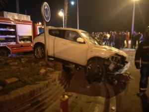 En esta secuencia se puede ver el alcance del impacto de otro vehículo contra la rotonda del Paseo Marítimo Ginel Cañamaque