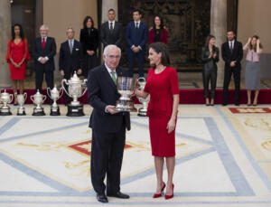 Juan José Imbroda, con el trofeo recogido de manos de la Reina Letizia