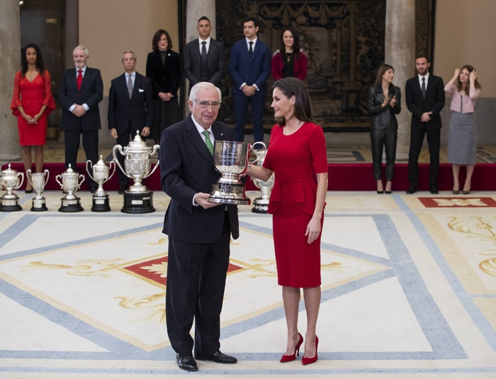 Juan José Imbroda, con el trofeo recogido de manos de la Reina Letizia