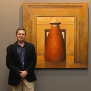 Carlos Baeza ante una de sus obras