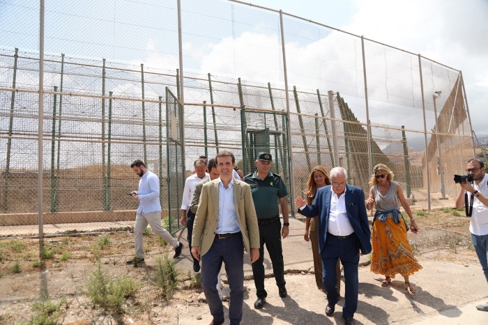 Juan José Imbroda y el líder del nacional del PP Pablo Casado, en la valla de Melilla