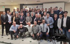 Foto de familia de los asistentes a la cena homenaje a Vicente Domenech