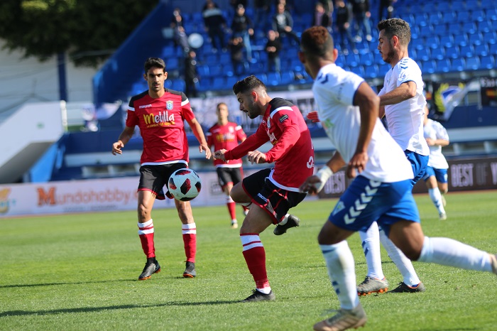 Sofian Chakla supera a un jugador del Marbella F.C.