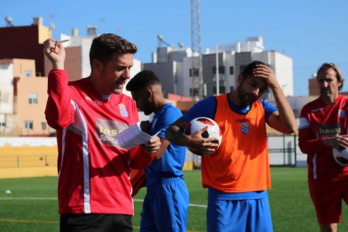 Carrión, entrenador del Melilla, dando instrucciones a sus jugadores
