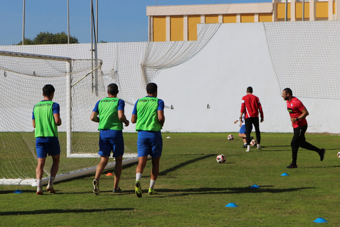 Después de un largo viaje, la U.D. Melilla volvió a los entrenamientos en el Estadio