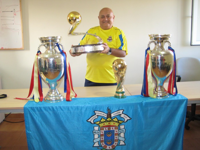Vicente Domenech rodeado de trofeos
