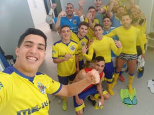 Los amarillos celebraron el triunfo en el vestuario