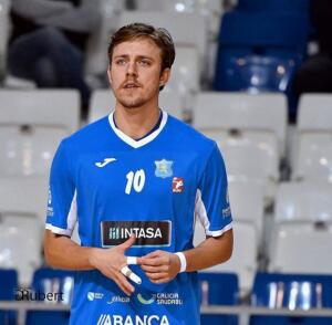 Vitali Kobzev, de 2'00 metros de altura y 86 kilogramos de peso, también juega de opuesto