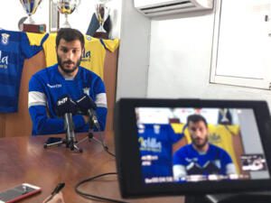 Yacine Qasmi, durante la rueda de prensa de ayer