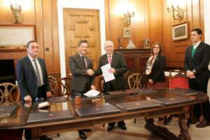 Juan José Imbroda y Carlos Labandeira firmaron ayer la declaración de intenciones
