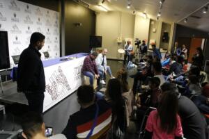 Antonio Suárez y Manolo Muñoz, percusionistas de la compañía de Sara Baras, enseñando ayer a los melillenses los secretos para tocar el cajón