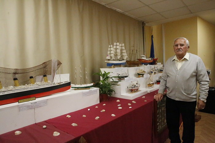 El artesano melillense, Antonio Rodríguez, expone en el centro social de mayores hasta este lunes unas 27 maquetas de barcos diferentes