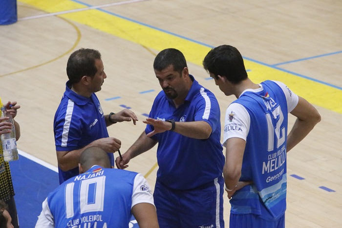 El entrenador del Club Voleibol Melilla da indicaciones a sus jugadores en un tiempo muerto