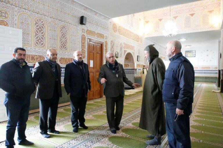 Imbroda visitó la sala de rezos del cementerio musulmán