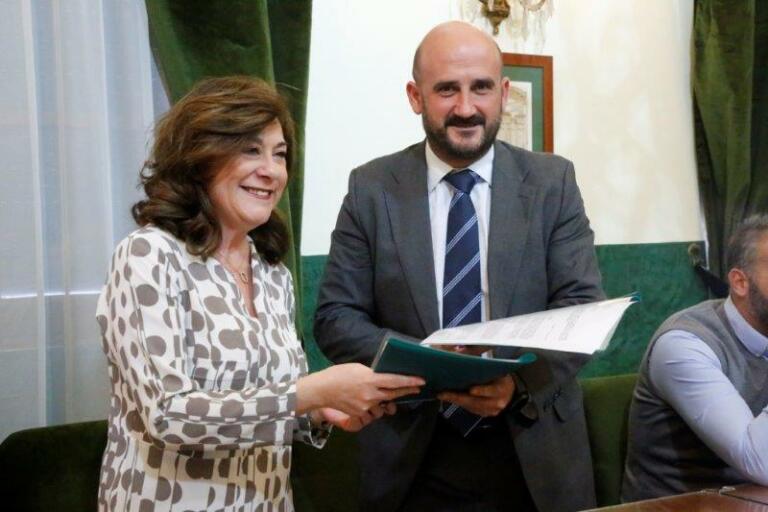 Isidoro González y Cristina Rivas, tras firmar el convenio