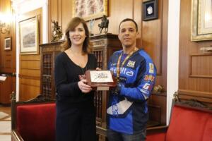 La presidenta del Instituto de las Culturas de Melilla homenajeó ayer al piloto melilense, tras regresar de Perú, donde ha competido en el Dakar
