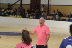 El técnico melillense, dando indicaciones a sus jugadoras