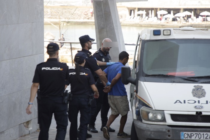 JUPOL ha destacado que este tipo de hechos “no son incidentes aislados”.- Foto de archivo de un joven detenido por intentar agredir a las FyCSE en la frontera